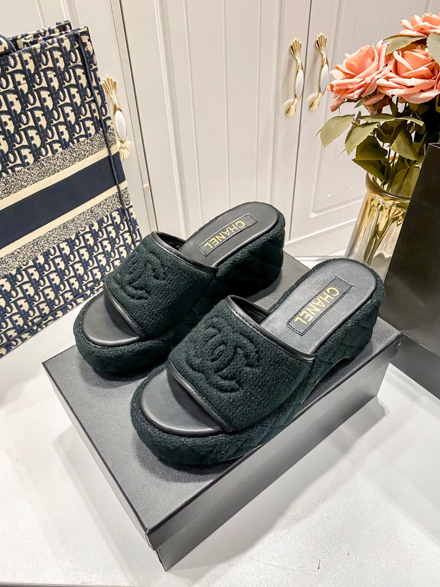👟👟Ex-factory price 460👟👟Chanel 25C new early spring thick-soled slippers!  Top version! Early release. Thick sole design. 5cm heel height. Makes your legs longer in seconds. Original custom linen for the upper. Sheepskin for foot pads. Original genuine leather outsole. Size: 34-41. Customized. Non-returnable and non-exchangeable.